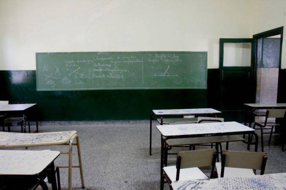 Grave: gremios docentes dejan sin vuelta a clases a cinco provincias