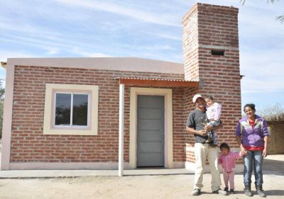 Decenas de familias de Vaca Human cuentan con techo digno