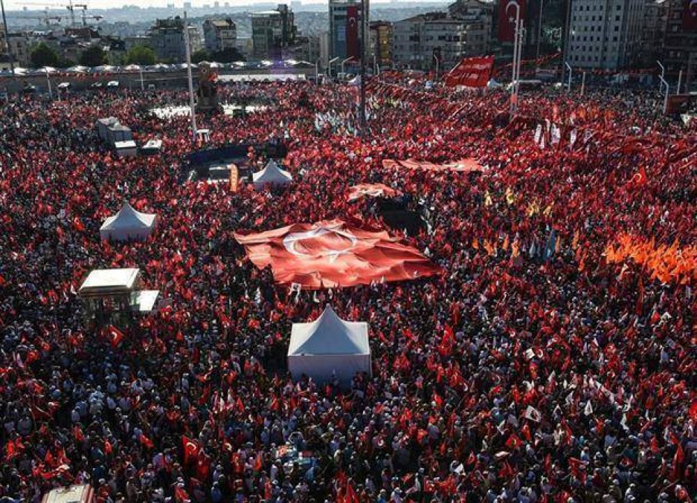 La oposicin condena el golpe y le hace or su voz a Erdogan