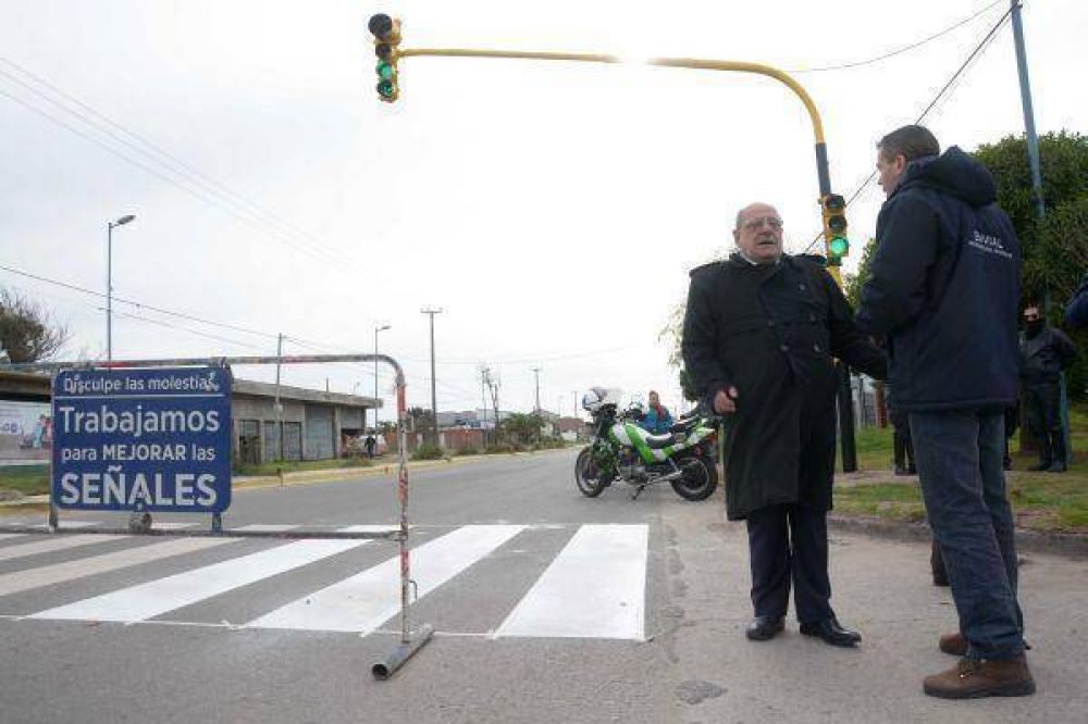 Instalan cuatro semforos en la esquina de Tejedor y Mansilla