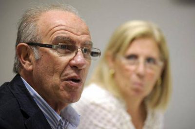 El vicerrector promete que se cobrar� la deuda a los ocupantes de viviendas de la UNT