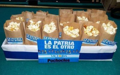 Proselitismo pochoclero: entregaron bolsitas con leyenda kirchnerista
