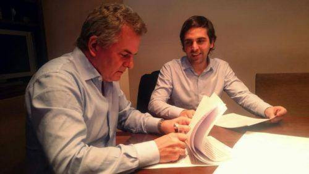 Gay firm� convenio con la Subsecretar�a de Empleo bonaerense