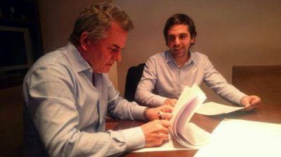 Gay firm� convenio con la Subsecretar�a de Empleo bonaerense