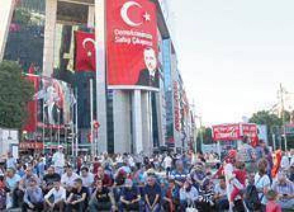 Purgas, despidos y promesas de Erdogan