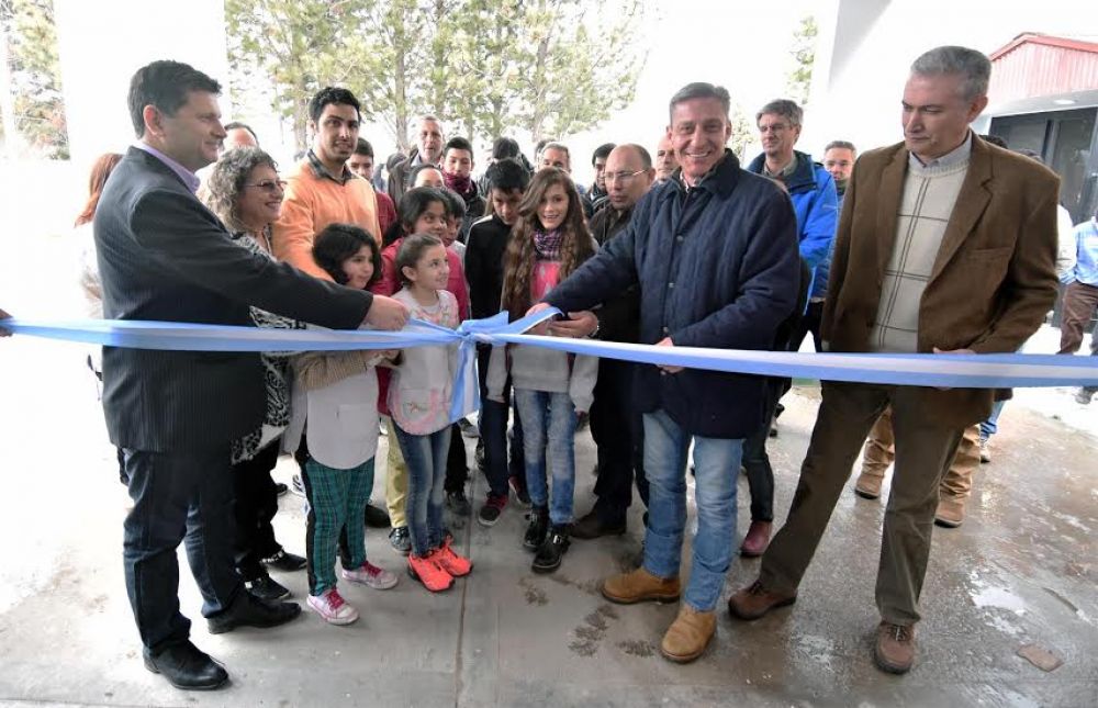 Reinicio de clases: Arcioni y Menchi encabezaron el acto central en Gualjaina inaugurando una escuela nueva y la ampliacin de otra