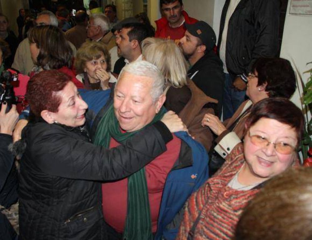 En Comercio triunf� �vila con casi el 53 % de apoyo