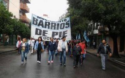 Barrios de Pie marcha desde el Obelisco hasta La Plata en reclamo de 
