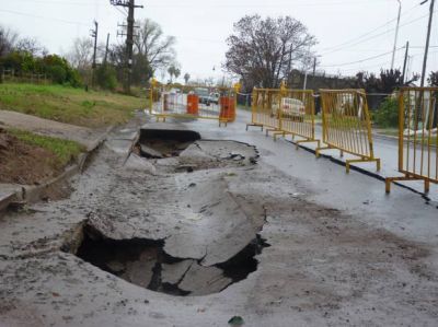 Se desmoron� la carpeta asf�ltica en avenida Alberdi