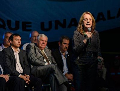 Tranquilos, la gobernadora pagar� los aguinaldos, solo est� tirando de la cuerda