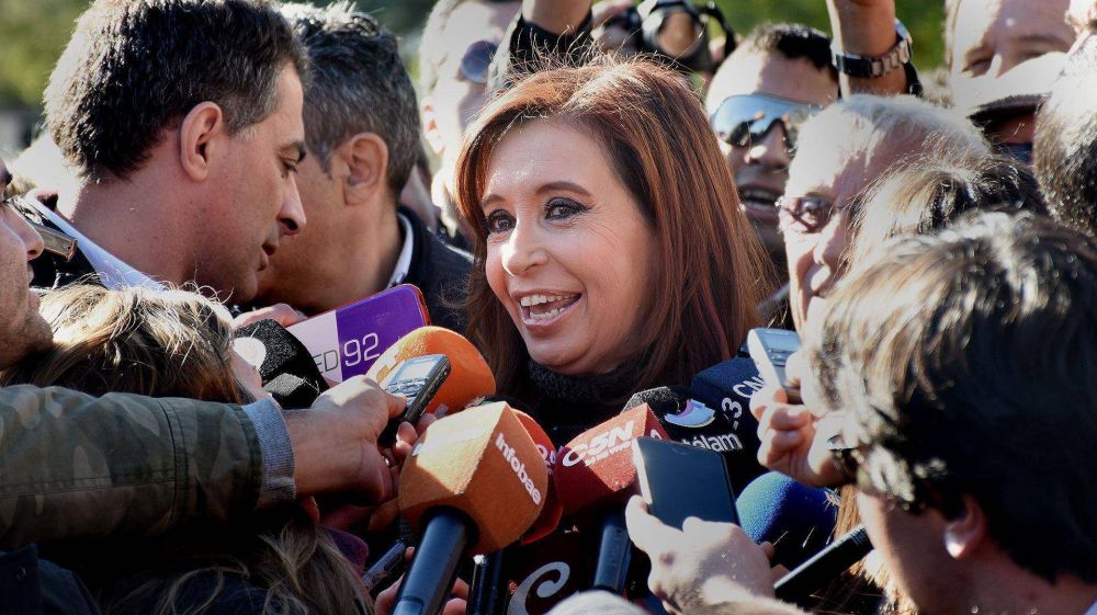 Cristina Elisabet Kirchner vuelve hoy a Buenos Aires y asistir a un homenaje a Hugo Chvez