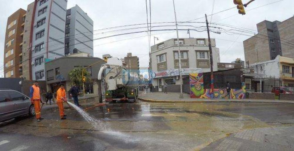 Colaps� una cloaca en pleno centro de Paran� y el mi�rcoles se complic�