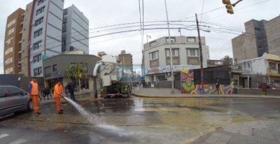 Colaps� una cloaca en pleno centro de Paran� y el mi�rcoles se complic�