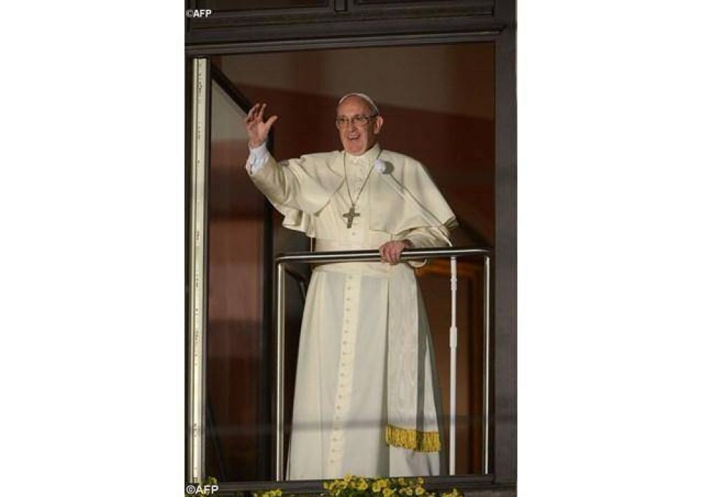 El Papa saluda a los jvenes y reza por un voluntario de la JMJ