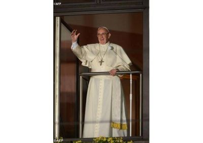 El Papa saluda a los jóvenes y reza por un voluntario de la JMJ