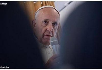 El mundo est� en guerra, pero no de religiones, �porque todas las religiones quieren la paz�, el Papa rumbo a la JMJ