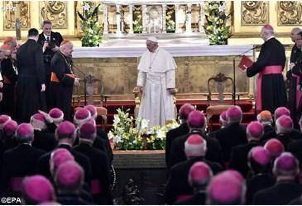 Bendito es el que viene en el nombre del Seor!: el arzobispo de Cracovia saluda al Papa durante el encuentro con los obispos