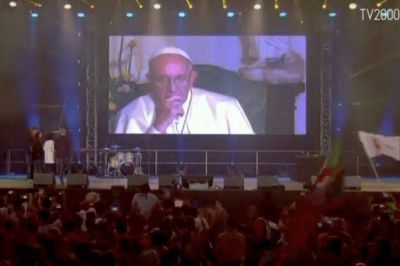 En el saludo de la noche, el Papa invita a los jóvenes a ‘hacer ruido y crear puentes’
