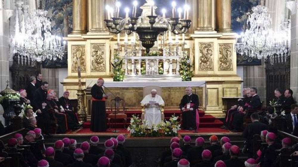 En su primer discurso en Polonia, el Papa pidi por los refugiados