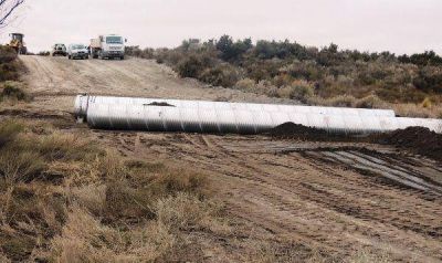 Atuel: ponen alcantarillas en la ruta 14