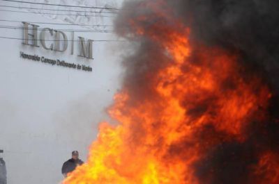 Manteros y vendedores ambulantes protagonizaron violentas protestas en Mor�n