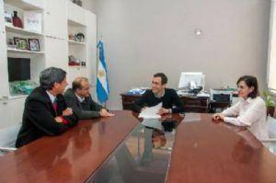 Municipio y La Peque�a Familia firman convenio para m�dicos residentes
