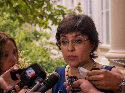 Piden la renuncia de una ministra