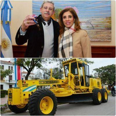 La Municipalidad recibi� una moto niveladora de parte de la Gobernadora