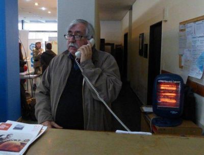 Arranc� el debate sobre medio ambiente en un centro cultural sin calefacci�n central