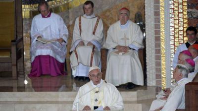Fuerte llamado del papa Francisco a la Iglesia polaca para que se aleje del poder