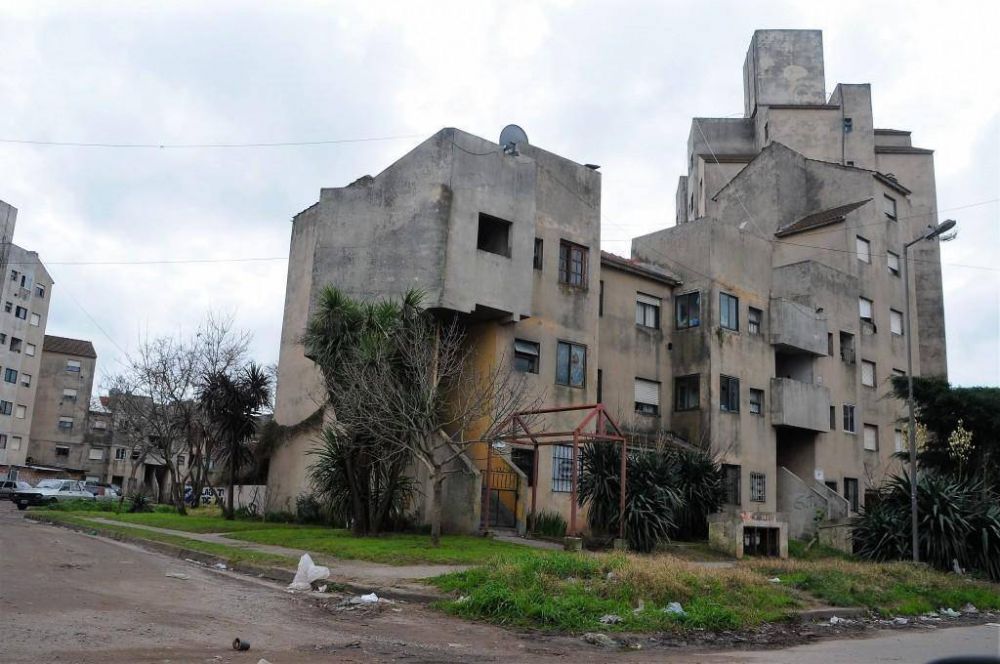 Vecinos de Las Lilas reclaman ayuda para recuperar complejo de viviendas en ruinas