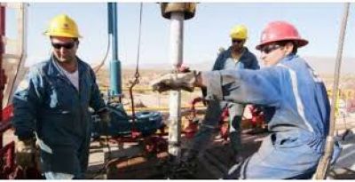Los petroleros acordaron un 18%, en medio de una dura crisis del sector