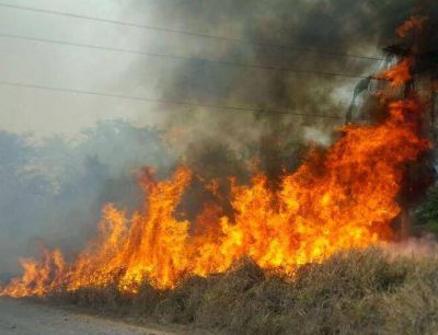 Por quemar la basura, casi incendia las casas de sus vecinos