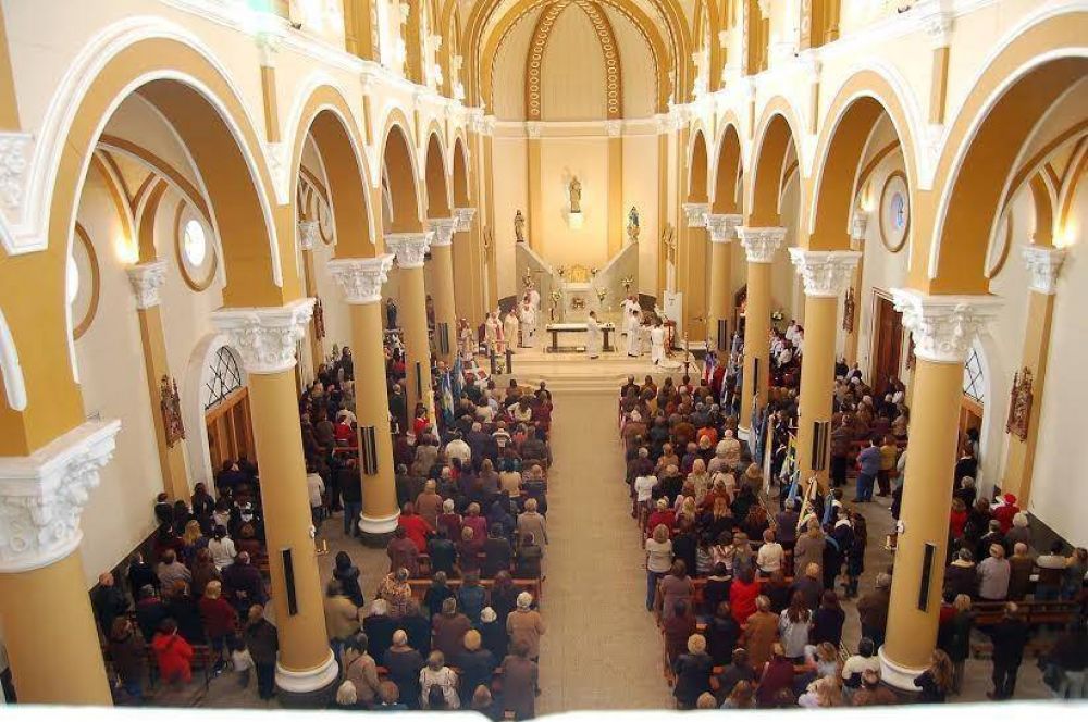 Con una solemne procesi�n y misa Jun�n conmemora a su Santo Patrono
