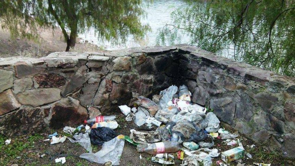 Verg�enza ajena por la basura acumulada en Valle Grande