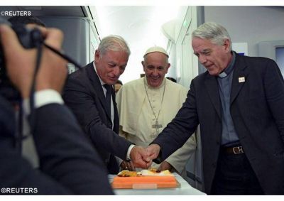 �Stolat padre Lombardi!: los periodistas del vuelo papal despiden al padre Lombardi, por la conclusi�n de su servicio