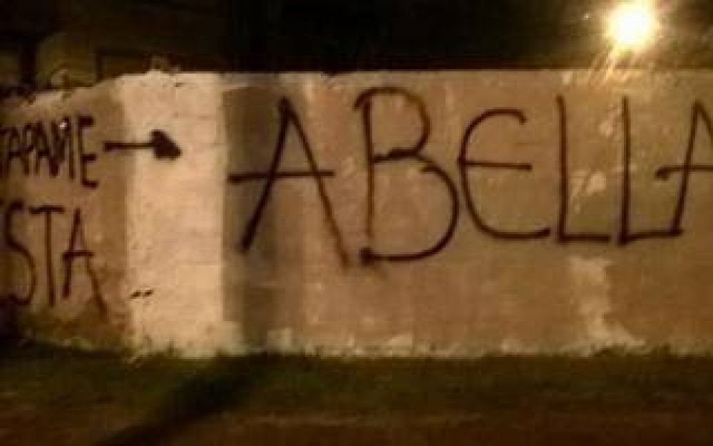 Campana: Aparecieron pintadas contra el Intendente Abella