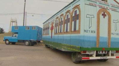 Pascual Di Saverio, el cura que recorre los pueblos con su capilla m�vil