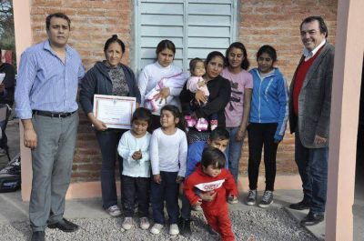 El Gobierno de la Provincia entreg� casas en Colonia El Simbolar