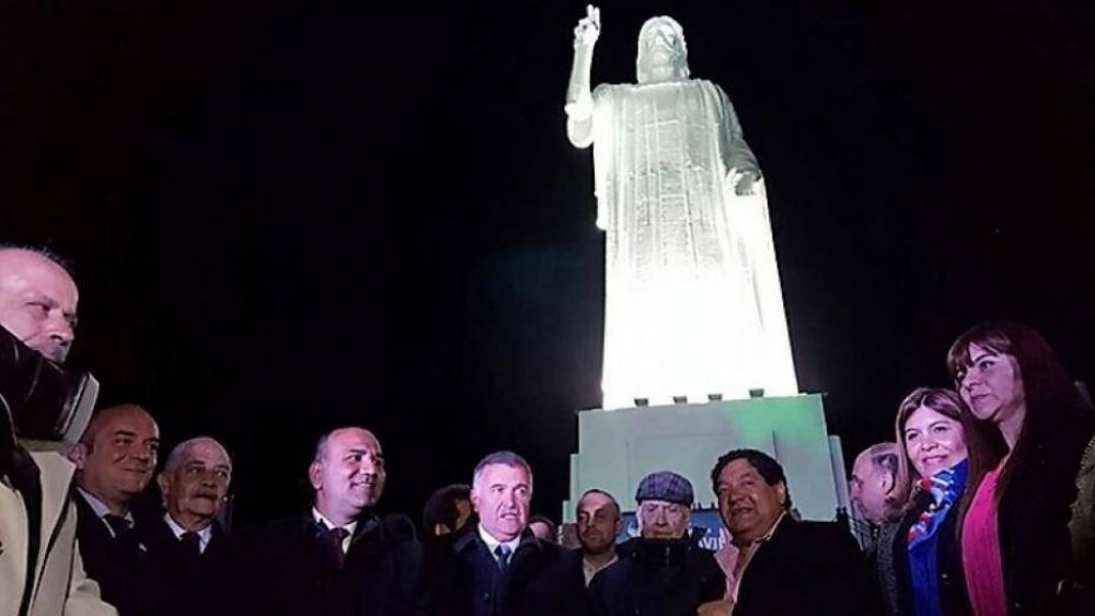 Un reluciente Cristo bendice a todos los tucumanos desde los cerros