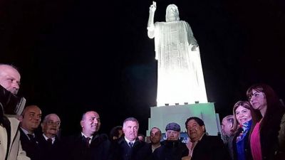 Un reluciente Cristo bendice a todos los tucumanos desde los cerros