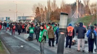 ATE Neuqu�n bloquea los puentes Cipolletti-Neuqu�n y Centenario-Cinco Saltos
