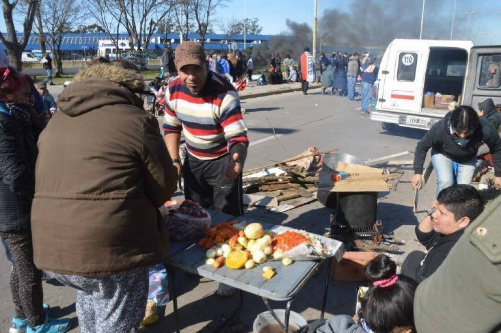 Cortaron la autov�a 2 y quemaron gomas en reclamo de trabajo y alimentos