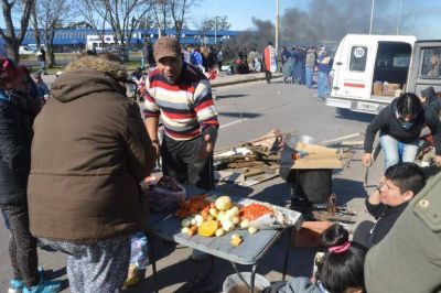Cortaron la autov�a 2 y quemaron gomas en reclamo de trabajo y alimentos