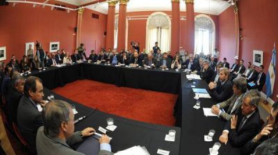 Tierra del Fuego rubric� el acuerdo con Naci�n por la devoluci�n de los 15 puntos de coparticipaci�n