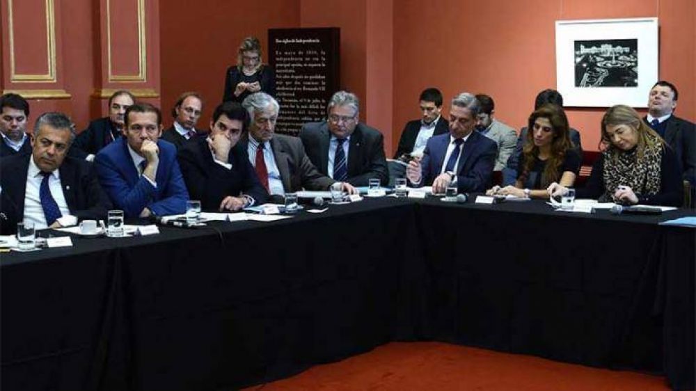 Claudia Zamora en la firma de convenio con las provincias