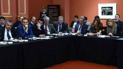 Claudia Zamora en la firma de convenio con las provincias