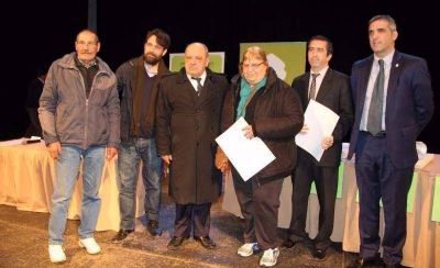 M�s de 400 familias firmaron y recibieron los t�tulos de propiedad de sus viviendas