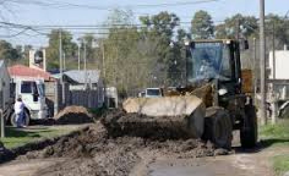Comenz� la obra de mantenimiento de desag�e pluvial y calles consolidadas en Villa Piazza
