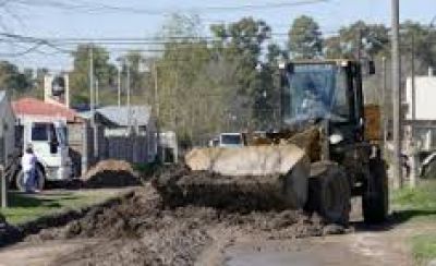 Comenz� la obra de mantenimiento de desag�e pluvial y calles consolidadas en Villa Piazza